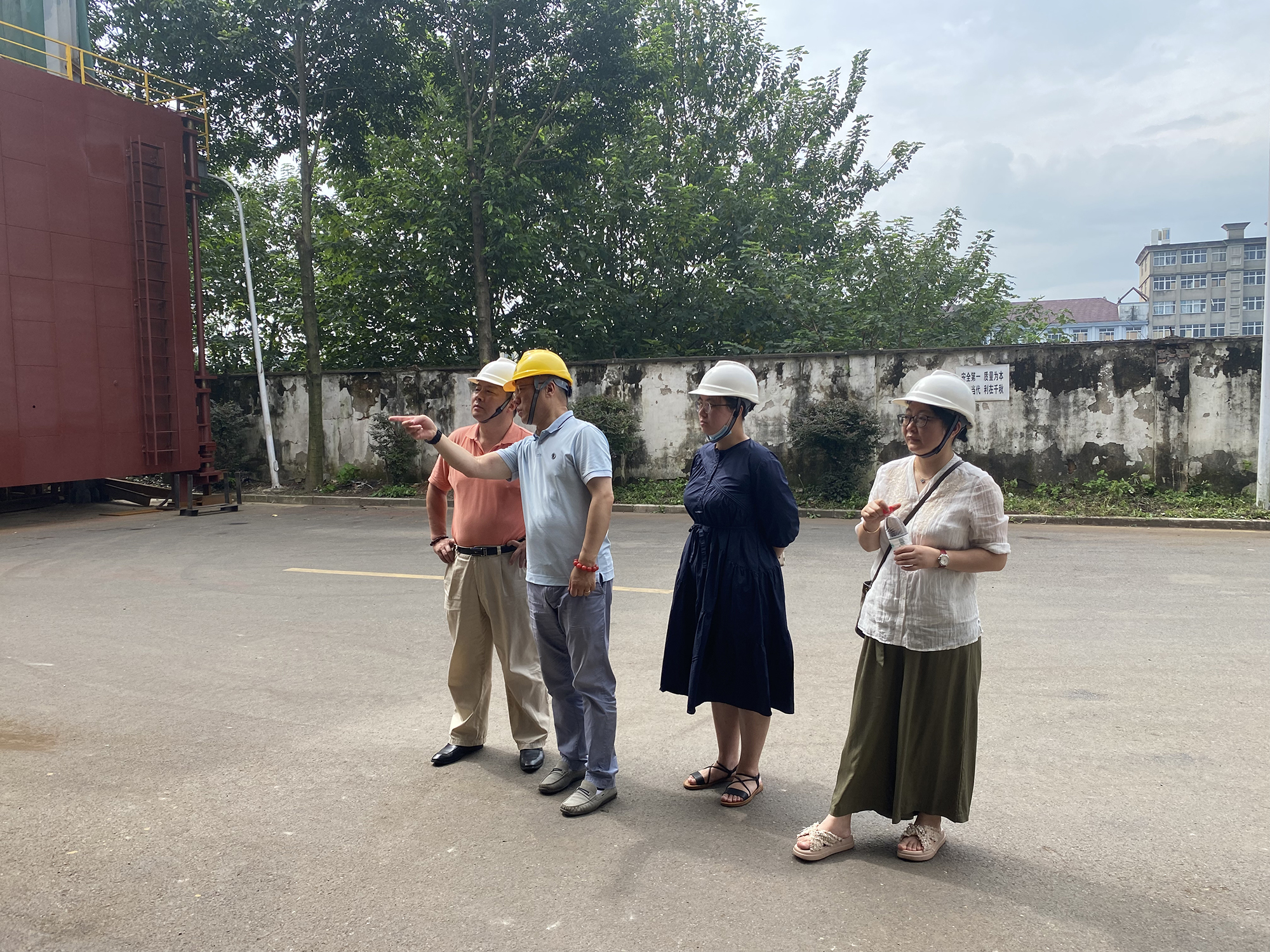 國防科工委協(xié)會(huì)領(lǐng)導(dǎo)來廠區(qū)考察 