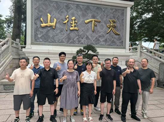 汗水澆灌同心路，徑山之巔啟新程